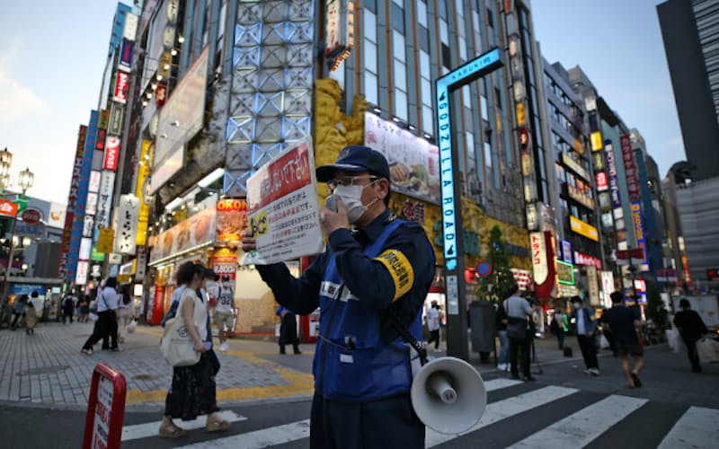 繁華街で感染拡大の警戒を呼びかける東京都新宿区の関係者(4日、同区) 繁華街で感染拡大の警戒を呼びかける東京都新宿区の関係者(4日、同区)