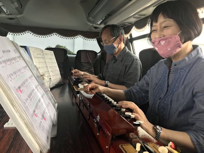 新型コロナ 観光バス無料開放 車内で趣味や仕事 ご自由に 日本経済新聞