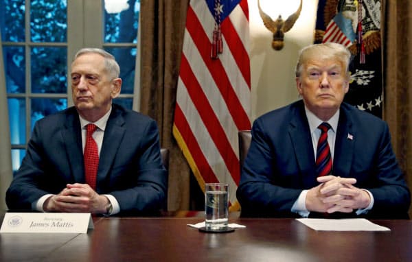 マティス前国防長官(左)はトランプ大統領のシリア撤退決定に抗議して政権を去った=ロイター