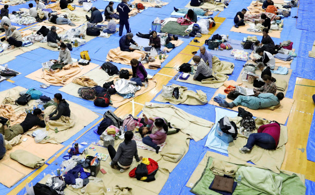 2019年10月、台風19号による浸水被害で、大勢の人たちが身を寄せた長野市の避難所 2019年10月、台風19号による浸水被害で、大勢の人たちが身を寄せた長野市の避難所