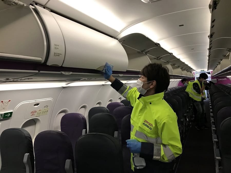 ピーチ 機内の消毒作業公開 19日の運航再開控え 日本経済新聞
