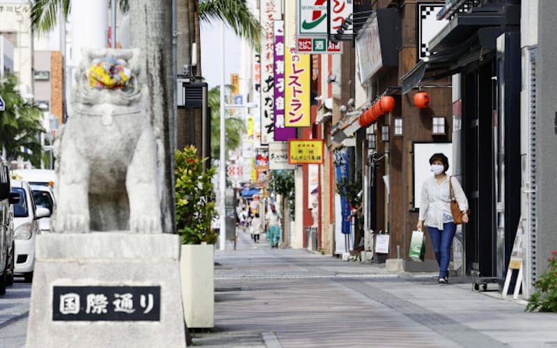 人通りがまばらな那覇市の国際通り(5月29日)=共同 人通りがまばらな那覇市の国際通り(5月29日)=共同
