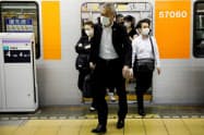 電車やバスでは、対人距離を取るのが難しくなる(5月27日、渋谷駅)=ロイター 電車やバスでは、対人距離を取るのが難しくなる(5月27日、渋谷駅)=ロイター
