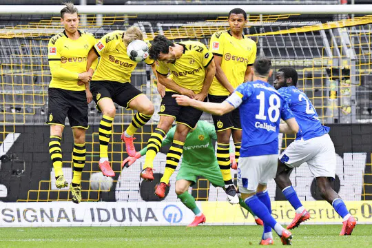 再開したサッカーのドイツ1部リーグ。欧州では再開したリーグもあれば、シーズンを終わらせたリーグもある=ロイター