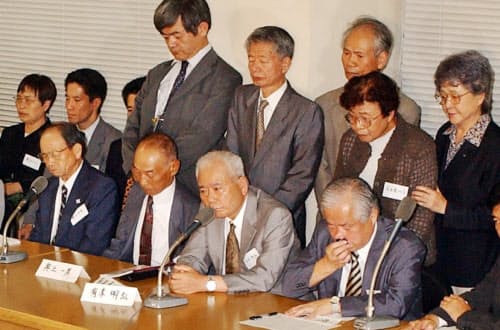 「8人死亡」が伝えられ、記者会見する横田滋さん（手前右）ら北朝鮮拉致被害者の家族（2002年9月、衆院第1議員会館）