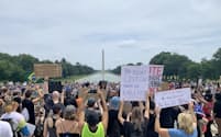 米リンカーン記念堂前の広場でも数千人が集まる抗議デモがあった（6日、ワシントン）
