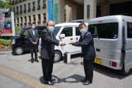 スズキ自販静岡の山田社長(右)が静岡県の出野副知事に目録を手渡した(8日、静岡県庁) スズキ自販静岡の山田社長(右)が静岡県の出野副知事に目録を手渡した(8日、静岡県庁)