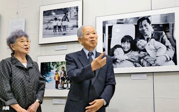 横田滋さん(右)は家族会代表として拉致被害者救出運動の先頭に立ってきた(2015年9月)=共同