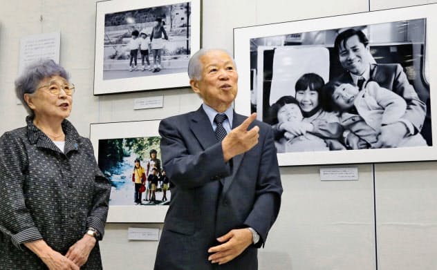 横田滋さん(右)は家族会代表として拉致被害者救出運動の先頭に立ってきた(2015年9月)=共同 横田滋さん(右)は家族会代表として拉致被害者救出運動の先頭に立ってきた(2015年9月)=共同