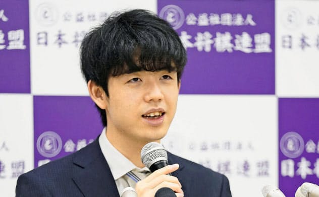 第91期棋聖戦5番勝負の第1局で渡辺明棋聖に先勝し、記者会見する藤井聡太七(8日夜、東京都渋谷区の将棋会館)=共同 第91期棋聖戦5番勝負の第1局で渡辺明棋聖に先勝し、記者会見する藤井聡太七(8日夜、東京都渋谷区の将棋会館)=共同