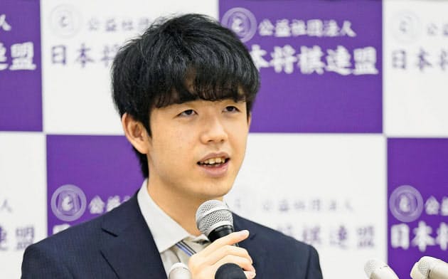 第91期棋聖戦5番勝負の第1局で渡辺明棋聖に先勝し、記者会見する藤井聡太七(8日夜、東京都渋谷区の将棋会館)=共同 第91期棋聖戦5番勝負の第1局で渡辺明棋聖に先勝し、記者会見する藤井聡太七(8日夜、東京都渋谷区の将棋会館)=共同