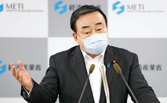 経産省は「Go To キャンペーン」の全体事務局の公募を取りやめた(記者会見する梶山経産相=共同) 経産省は「Go To キャンペーン」の全体事務局の公募を取りやめた(記者会見する梶山経産相=共同)
