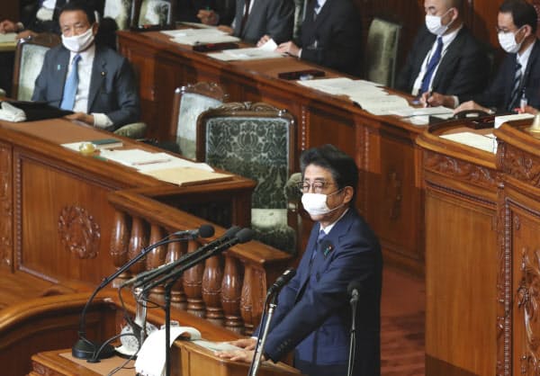 衆院本会議で答弁する安倍首相(8日)