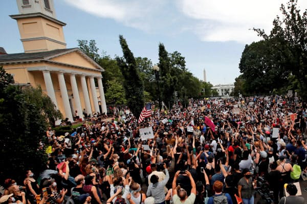 連日の抗議デモもあり米国の人手は増えている(5日、ワシントン)=ロイター