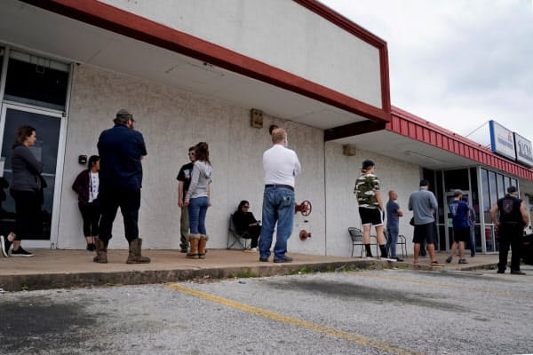 米経済は2月に景気後退入りした(職を失い失業保険申請をするために並ぶ人々、米アーカンソー州)=ロイター