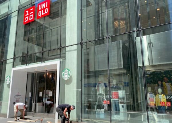 カジュアル衣料「ユニクロ」は5番街の旗艦店のバリケードを撤去したが、再開時期は未定だ