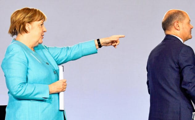 景気対策を発表したドイツのメルケル首相(左)とショルツ財務相=ロイター 景気対策を発表したドイツのメルケル首相(左)とショルツ財務相=ロイター
