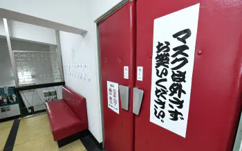 再開した寄席の入り口に貼られたユーモアを交えた貼り紙(1日、東京都台東区の浅草演芸ホール)