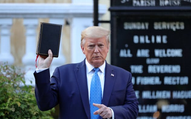 トランプ大統領は聖書を手に秩序の必要性を訴えようとしたが、教会関係者らから強い反発を招いた＝ロイター