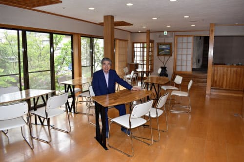 コロナの中で再開業に踏み切った横田商事の横田隆義社長(日帰り入浴施設の休憩室)