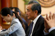中国の王毅外相は香港問題に関して「外部からの干渉は許されない」と述べた(写真は2019年8月)=ロイター 中国の王毅外相は香港問題に関して「外部からの干渉は許されない」と述べた(写真は2019年8月)=ロイター