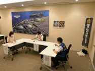 訓練では静岡県警察本部の関係者(中央)が「犯人」として電話をかけた。 訓練では静岡県警察本部の関係者(中央)が「犯人」として電話をかけた。