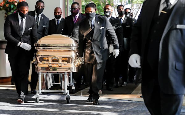 テキサス州ヒューストンの葬儀会場に運ばれるフロイドさんのひつぎ（9日）=ロイター