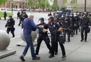 ニューヨーク州バッファローで警官に突き飛ばされるデモ参加者(4日、地元放送局撮影の映像)=AP ニューヨーク州バッファローで警官に突き飛ばされるデモ参加者(4日、地元放送局撮影の映像)=AP