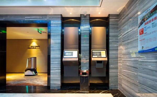 チェックインは顔認証で行い、ロボットが部屋まで案内する(楽易住提供)