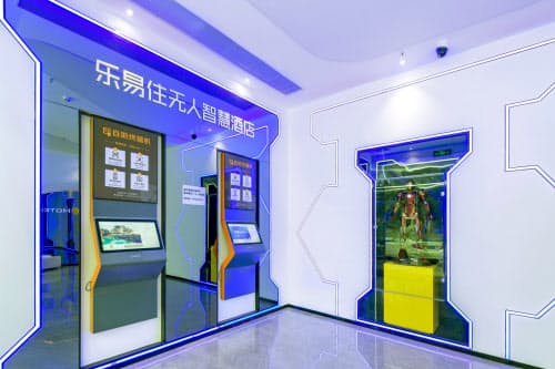 玄関に設置された端末で認証を終えると部屋番号と入室パスワードがスマートフォンに届く(同)