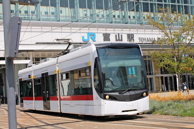 富山の鉄道 バスのフリーきっぷ 半額で県民に販売 日本経済新聞