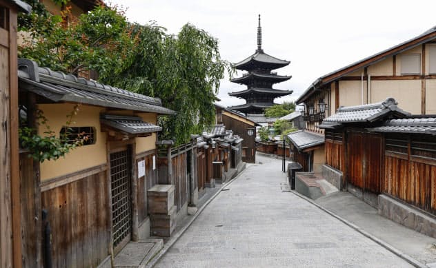 閑散とする京都市の観光スポット「八坂の塔」周辺(5月22日、京都市)=共同 閑散とする京都市の観光スポット「八坂の塔」周辺(5月22日、京都市)=共同