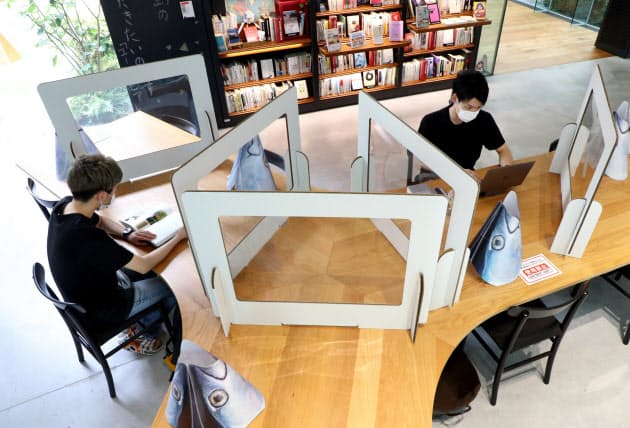 近畿大学東大阪キャンパスの図書エリアに設置された飛沫感染対策ボード(9日)