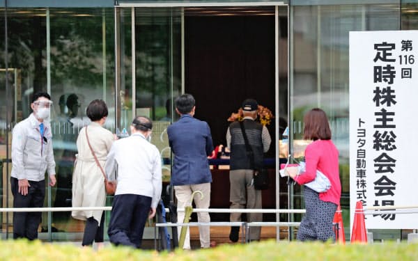 トヨタ自動車の株主総会に向かう株主ら(11日午前、愛知県豊田市)