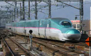 東北新幹線のJR盛岡駅に到着する上り「はやぶさ」(JR東日本の新幹線E5系電車) 東北新幹線のJR盛岡駅に到着する上り「はやぶさ」(JR東日本の新幹線E5系電車)