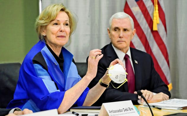 米国は州政府などを通じて3Mのマスクを調達している(3月、マスクを製造する米3Mの本社を訪れたペンス副大統領(右)ら)=AP 米国は州政府などを通じて3Mのマスクを調達している(3月、マスクを製造する米3Mの本社を訪れたペンス副大統領(右)ら)=AP