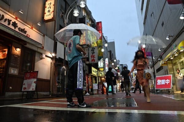 繁華街を行き交う人たち(11日、東京・新橋)