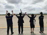 茨城県関係者らが手を振って福岡便を見送った(12日午前) 茨城県関係者らが手を振って福岡便を見送った(12日午前)