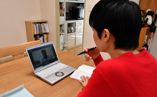 在宅で勤務する会社員