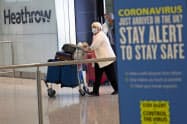 英国への渡航者は14日間の自己隔離が義務付けられた(8日、ヒースロー空港)=AP 英国への渡航者は14日間の自己隔離が義務付けられた(8日、ヒースロー空港)=AP