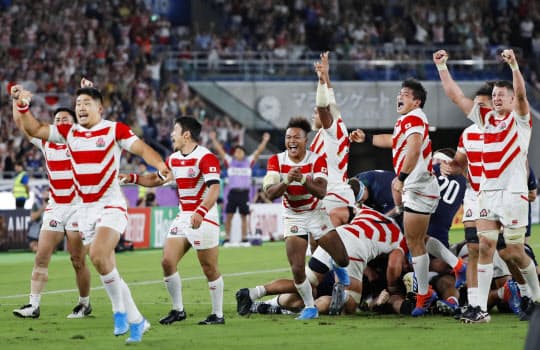 台風の影響を受けながら何とか開催したスコットランド戦で勝利、8強入りを決めて喜ぶ日本フィフティーン=共同