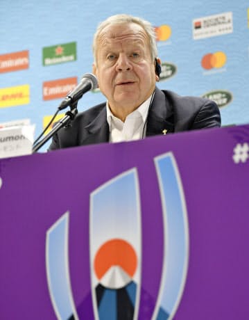 W杯日本大会を終え、記者会見するワールドラグビーのビル・ボーモント会長=共同