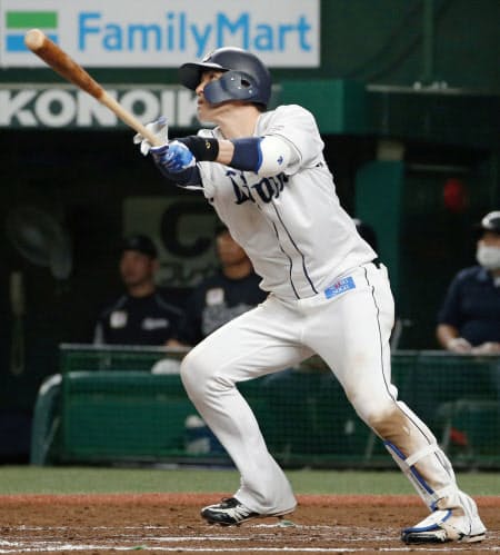 ロッテとの練習試合の9回、中越えにサヨナラ本塁打を放つ西武・木村(13日、メットライフドーム)=共同