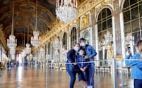 再開したベルサイユ宮殿を訪れる人たち（6日、パリ近郊）=ロイター