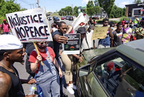 事件現場となったウェンディーズ前には、警察に抗議する人々が多く集まった(13日、ジョージア州アトランタ)=AP