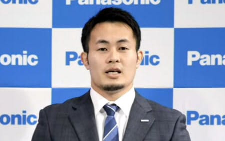 オンラインで記者会見する福岡(14日)