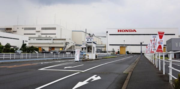 ホンダ工場で2人重傷 三重 配電盤から火花か 写真 共同 日本経済新聞