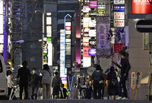 新宿・歌舞伎町の繁華街(14日夜、東京都新宿区)=共同