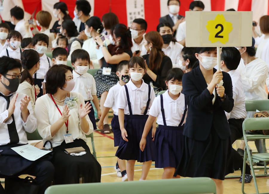 新型コロナ 大阪市の小学校 梅雨時の入学式 コロナで2カ月遅れ 日本経済新聞