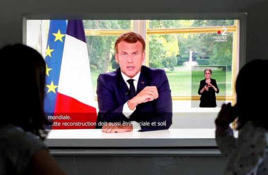 マクロン仏大統領は14日のテレビ演説で、新型コロナに勝利宣言した=ロイター